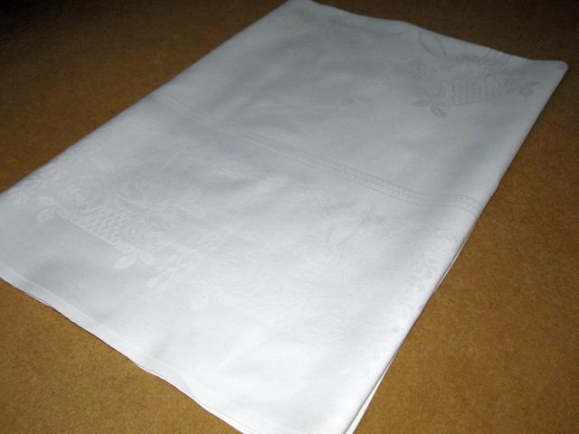 Čistě bílý vintage damaškový ubrus vzor růže - 4