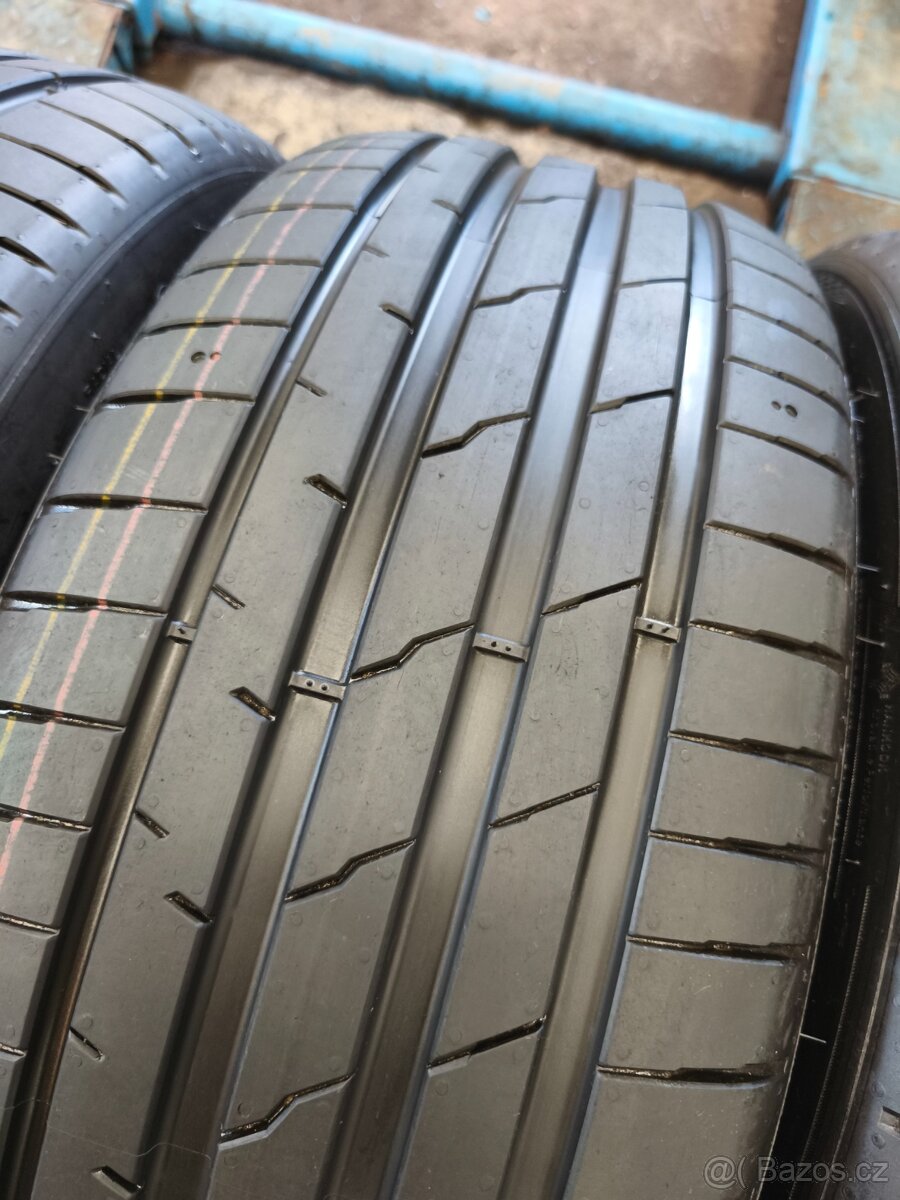 235/40/20 - 4