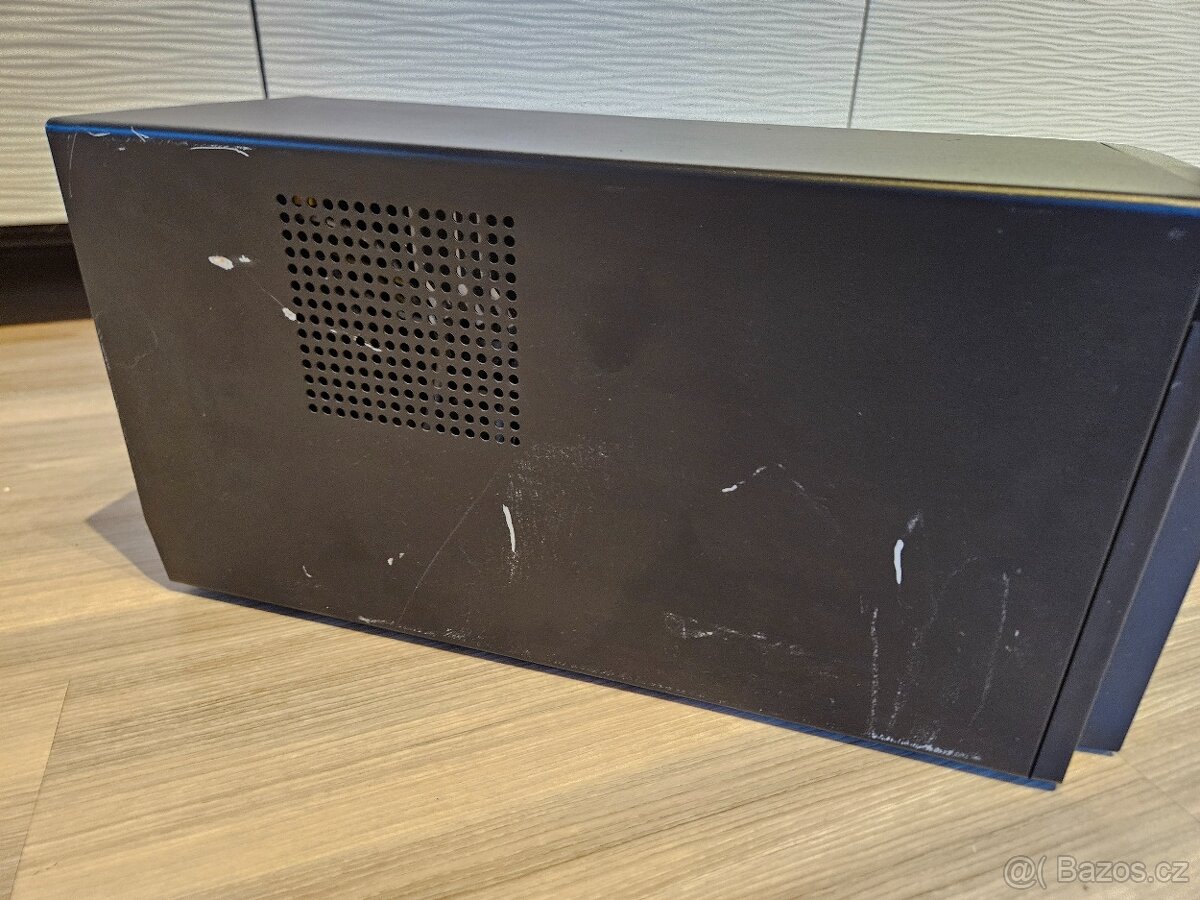 Záložní zdroj APC Smart-UPS 1000 - 4