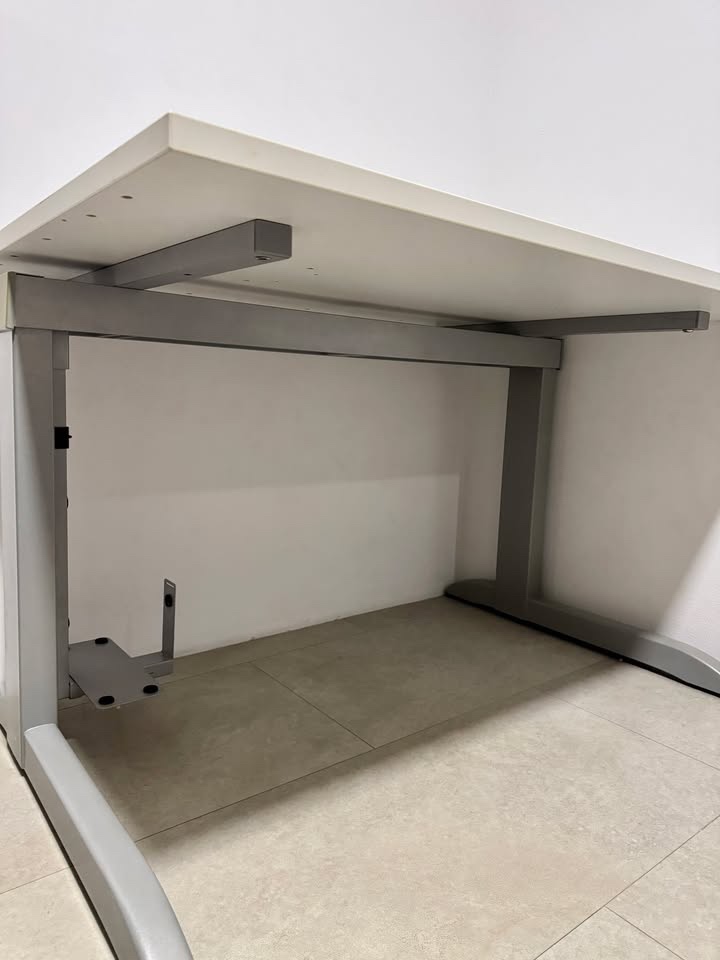 Kancelářský stůl v bílém dekoru - 4