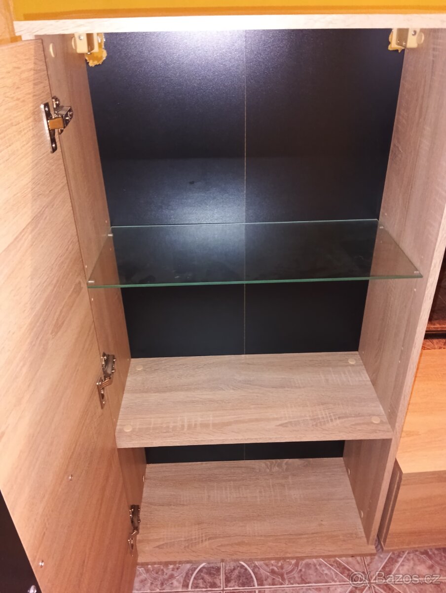 Skříně na stěnu - 4