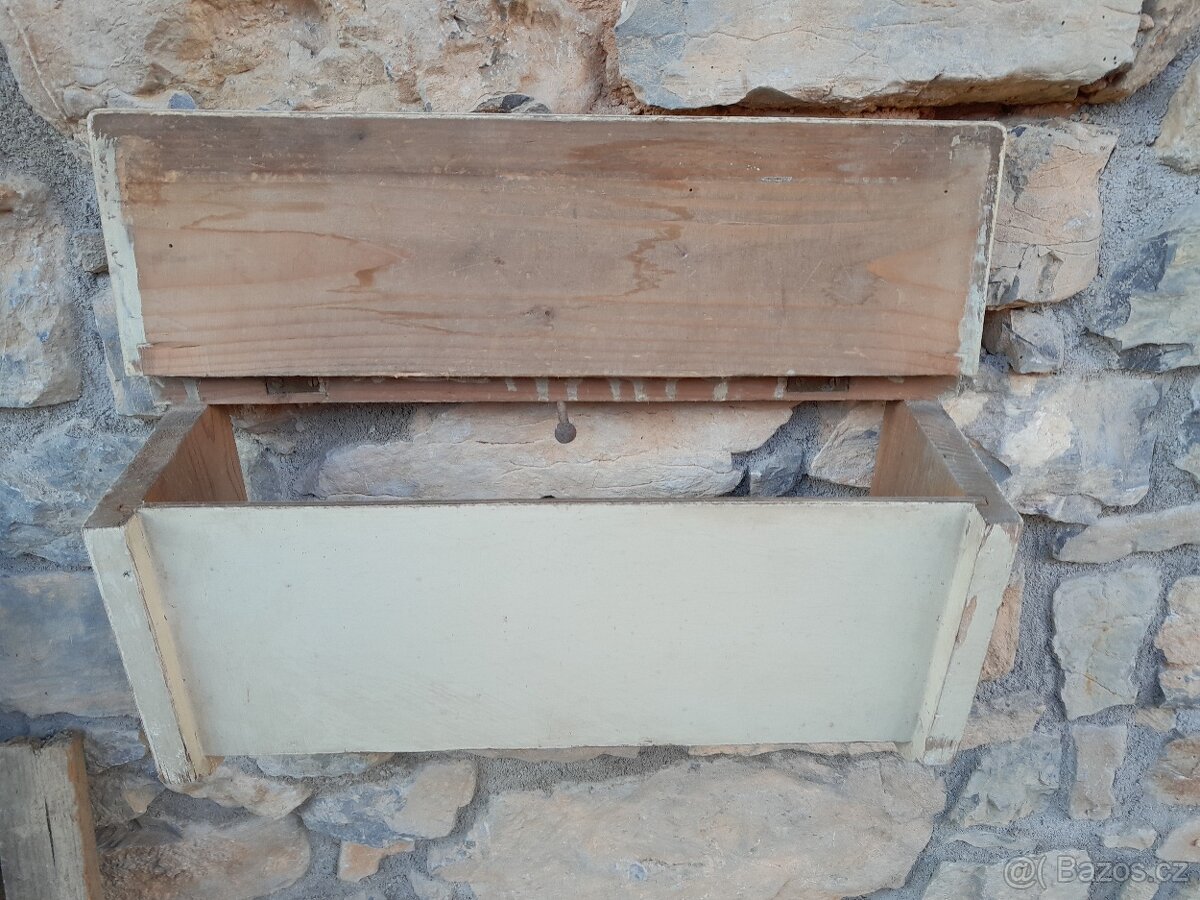 Skříňka k šatní stěně antik - 4