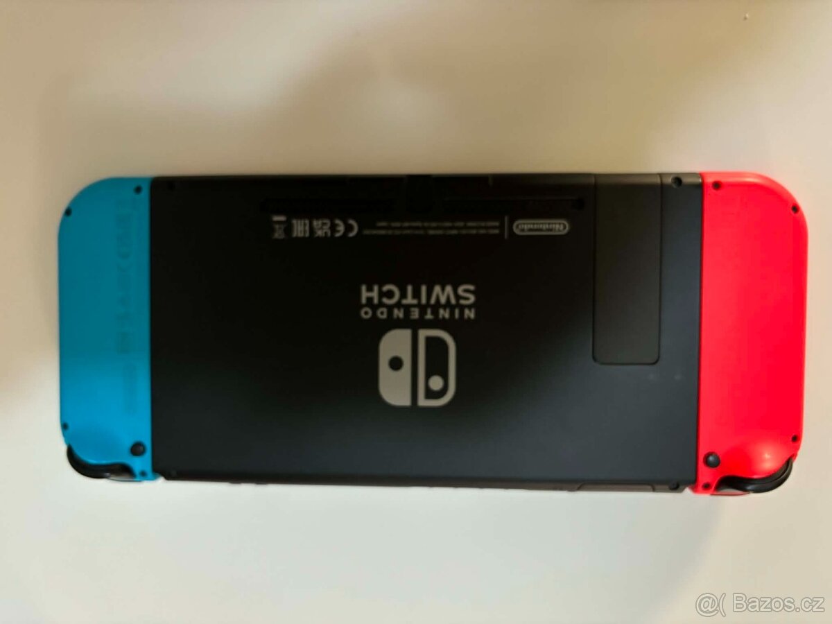 Nintendo Switch + pár Joy-Conů + Obal - 4