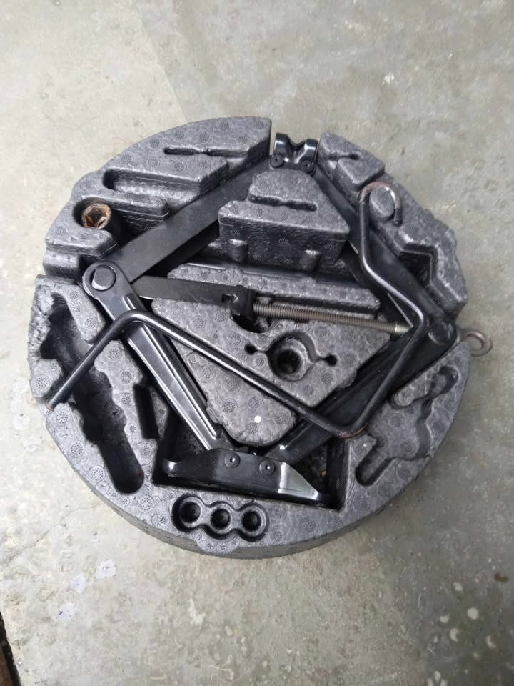 16" rezerva VW TOURAN + náradie. - 4