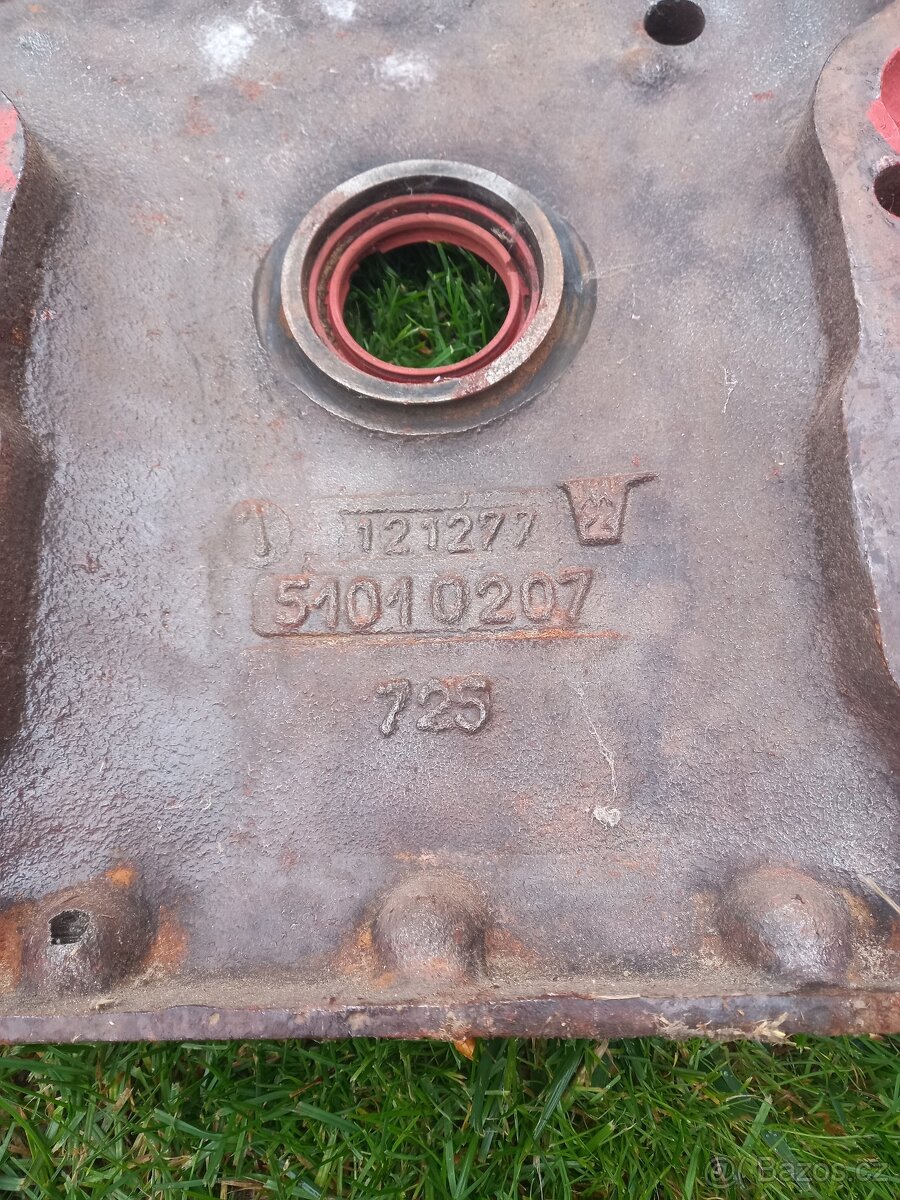 Těžká prsa - víko motoru Zetor Uř1 - 4