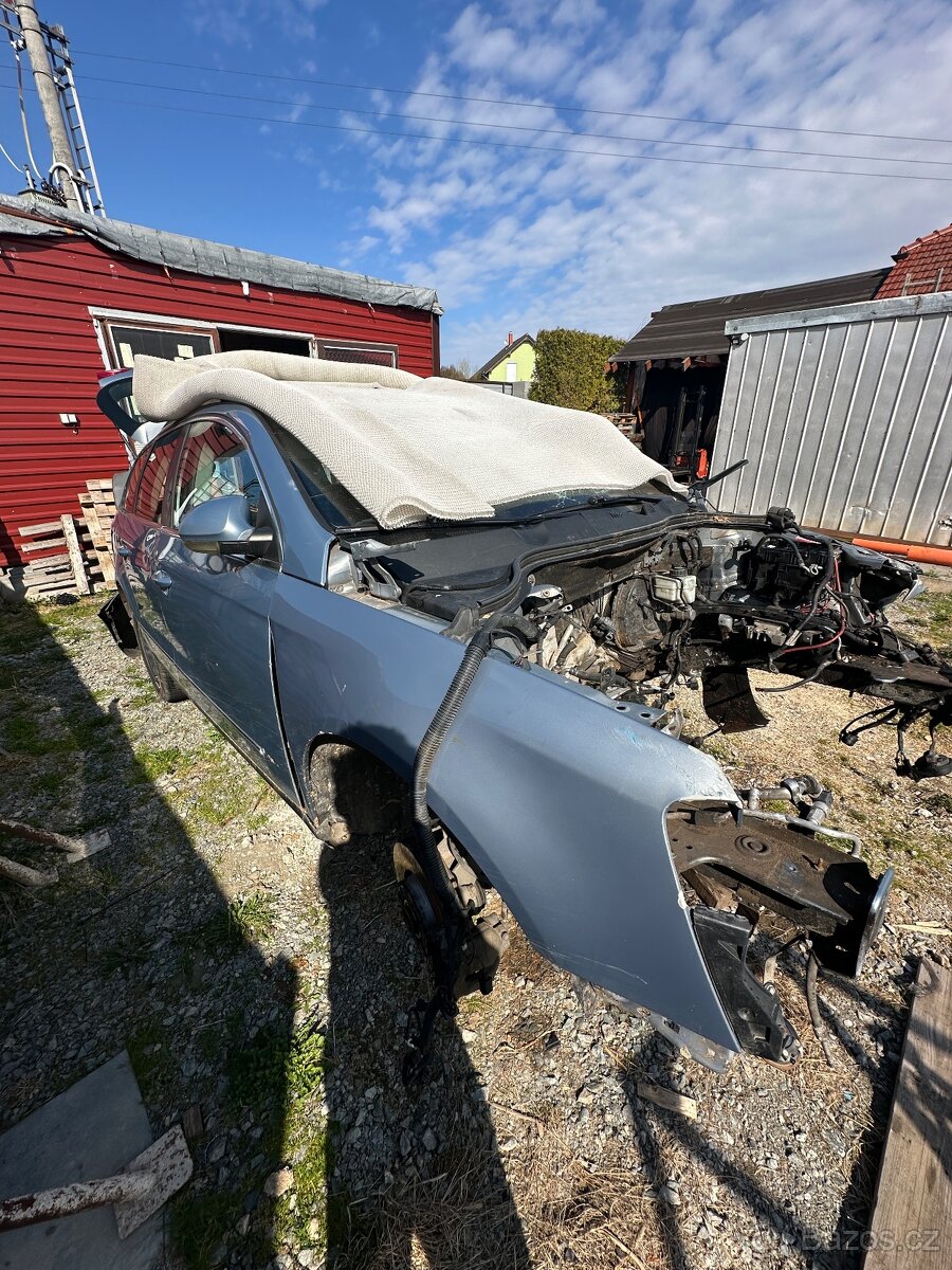 Prodám náhradní díly na vw Passat B6 po bouračce - 4