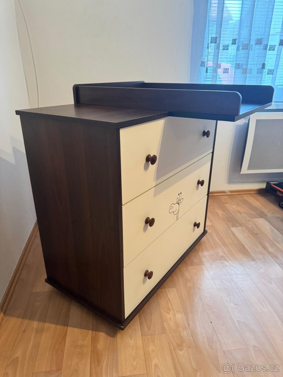 Přebalovací pult a postýlka Klupš Safari, ořech - bílá - 4