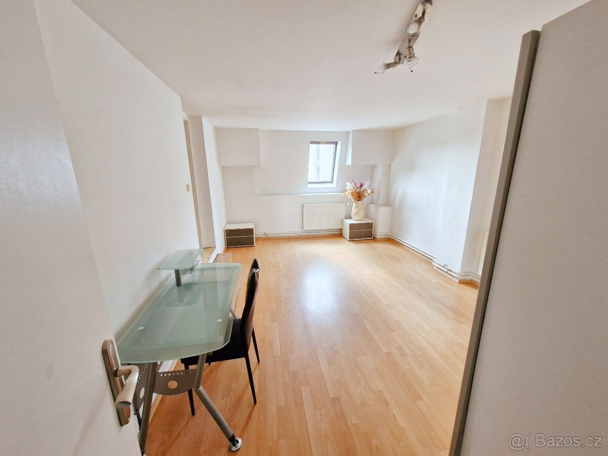 Pronájem prostorného podkrovního bytu 5+1, 171 m² – Krupská - 4