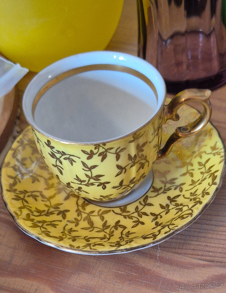 Krásný porcelánový hrníček, průměr 6 cm,výška  5 cm - 4