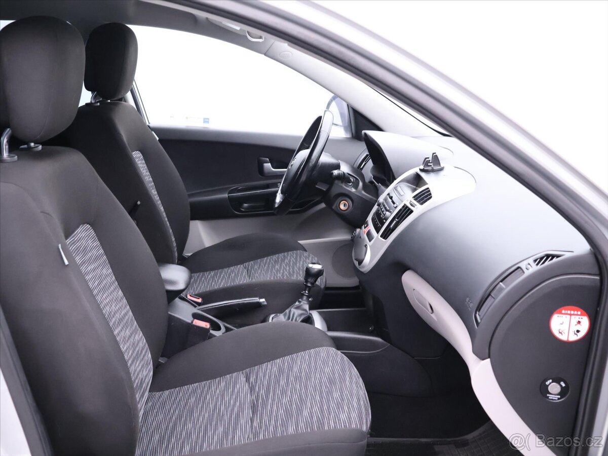 Kia Ceed 1,6 i 92kW CZ Klima (2009) - 4