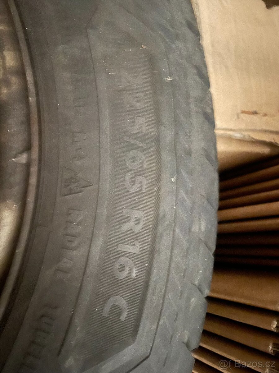 Prodám zimní pneu s diskama na Renault Master - 4