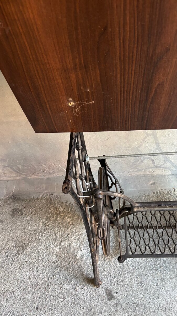 Stolek ze šicího stroje Singer - 4