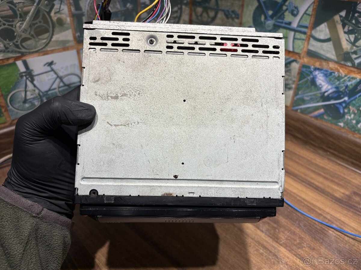 SONY CDX-R3000–červené podsvícení, Tuning dvířka pro CD. - 4