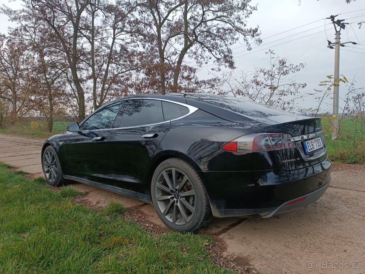 Tesla model S - 4