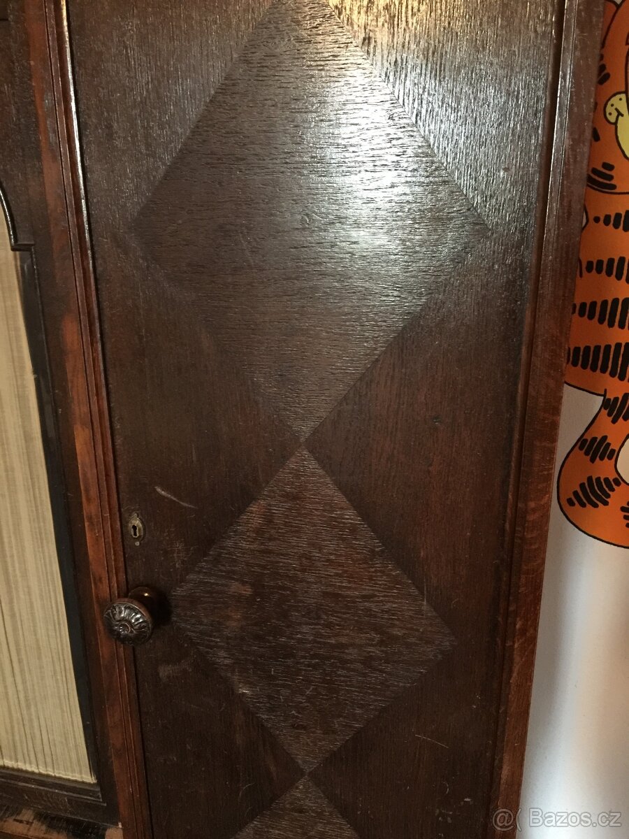Prodáme starožitnou dubovou 3-dílnou skříň - 4