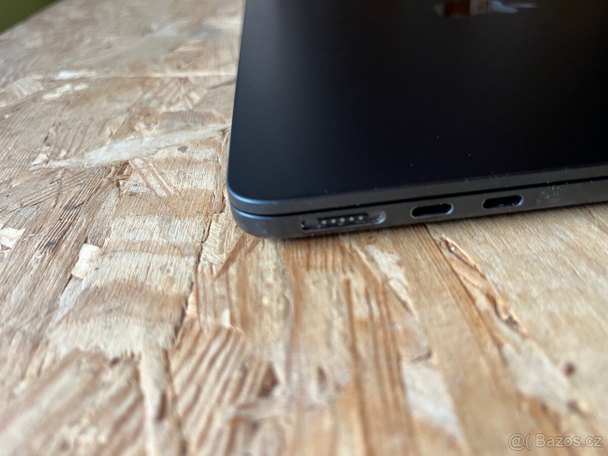 Apple MacBook Air 2022, krásný stav, M2 - 4