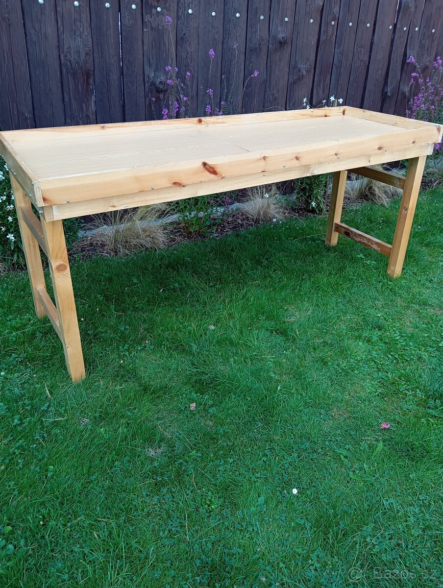 Dřevěné stoly s pěstebními tácy. - 4