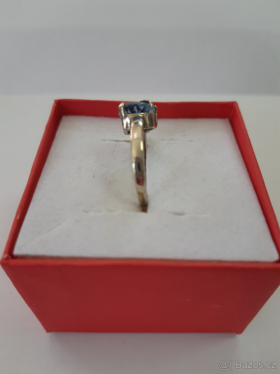 Zlatý prsten z bílého zlata, s modrým kamenem, dvěma zirkony - 4