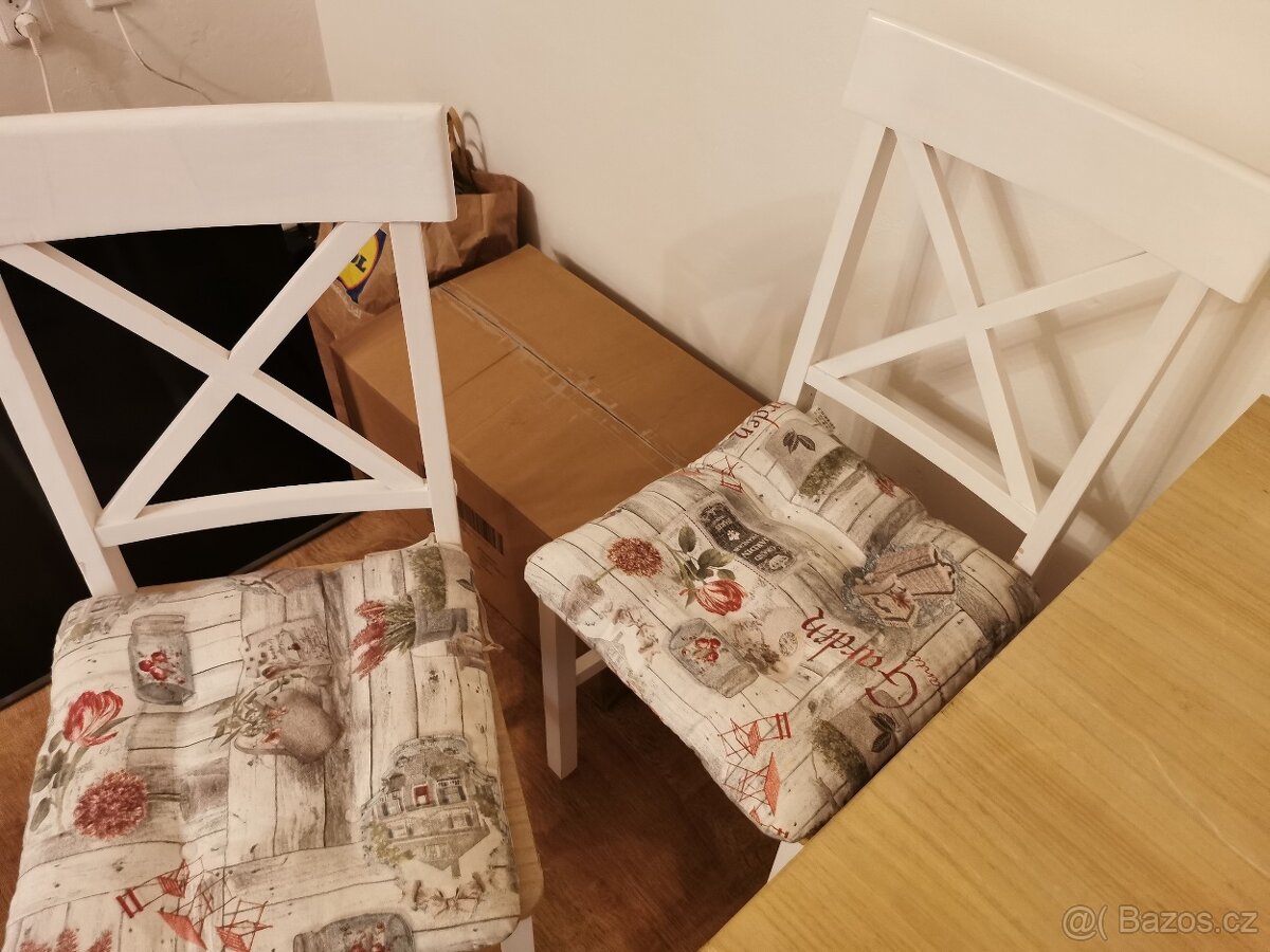 Jídelní stůl se čtyřmi židlemi a podsedáky - 4