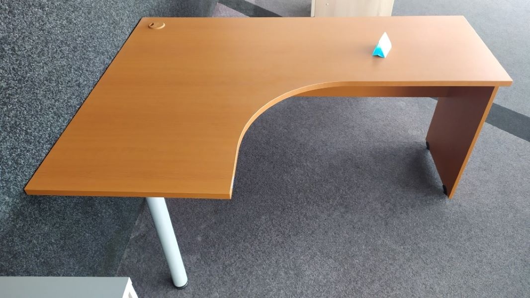 2 ks nových stolů + 1 ks nová komoda - 4