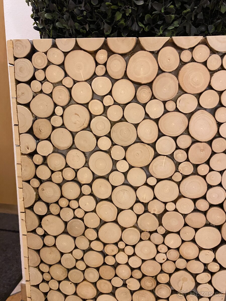 Dřevěná váza s umělou kulatou rostlinou - 4