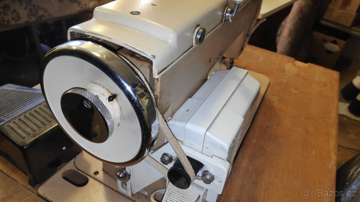 Šicí stroj na rovné šití a entl - 4