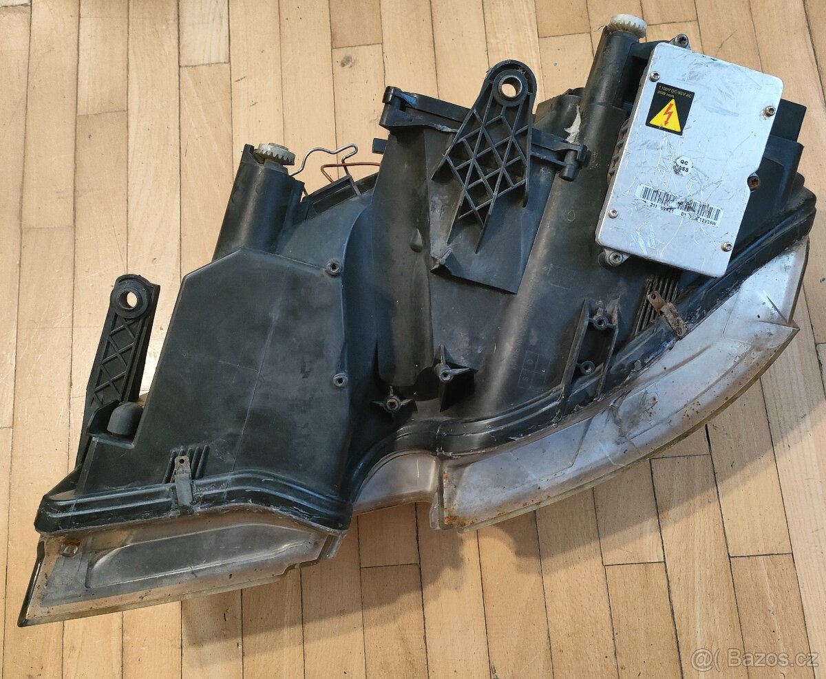 Přední pravý xenonový světlomet na Škoda Superb 1 - 4