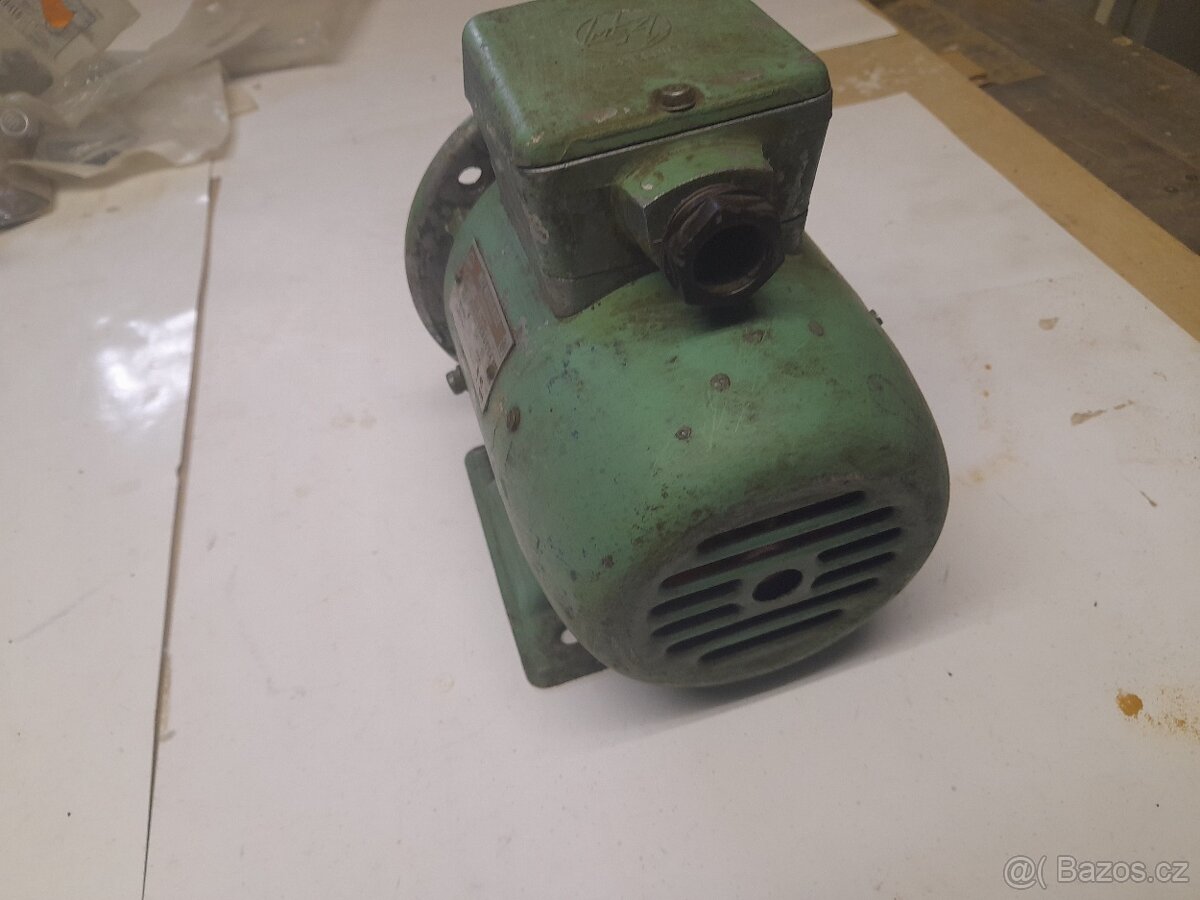 Elektromotor 380V,patkový s přírubou MEZ Mohelnice - 4