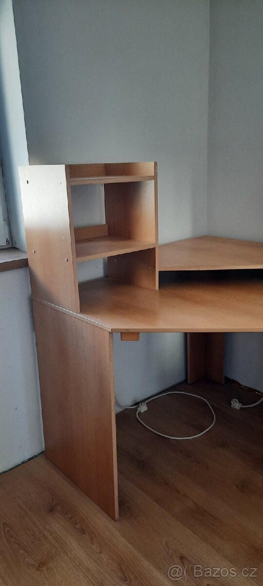 Rohový PC stůl s regály a policemi (vč. dvou zásuvek) - 4