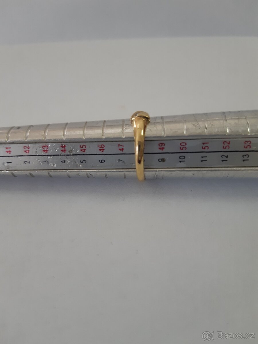 Zlatý prsten se 3 zirkony - 4