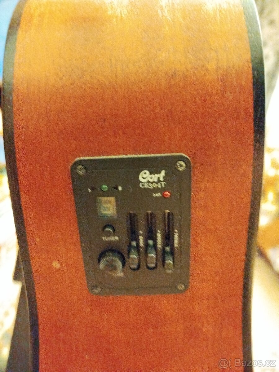 Prodám elektroakustickou kytaru Cort - 4