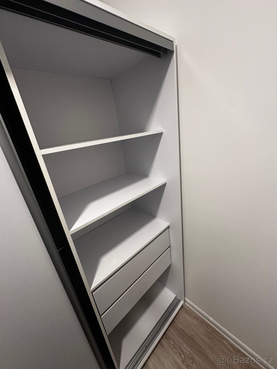 Šatní skříň LITOLARIS 250 se zrcadlem – téměř nová - 4