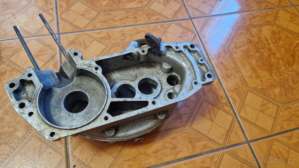 Víko a karter motoru na ČŽ 98 - 4