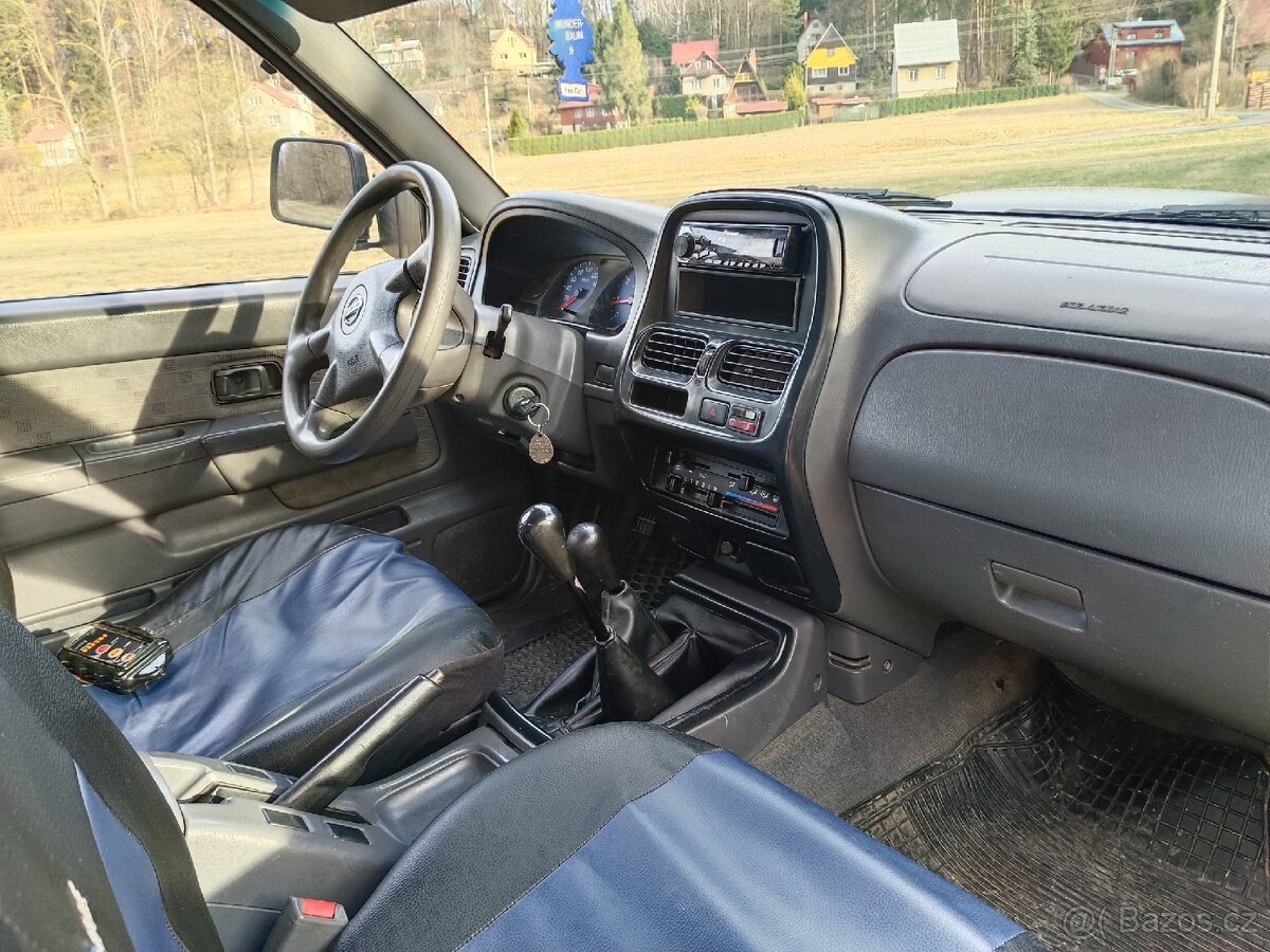 Nissan Navara NP 300 sklápěč třístranný 2011