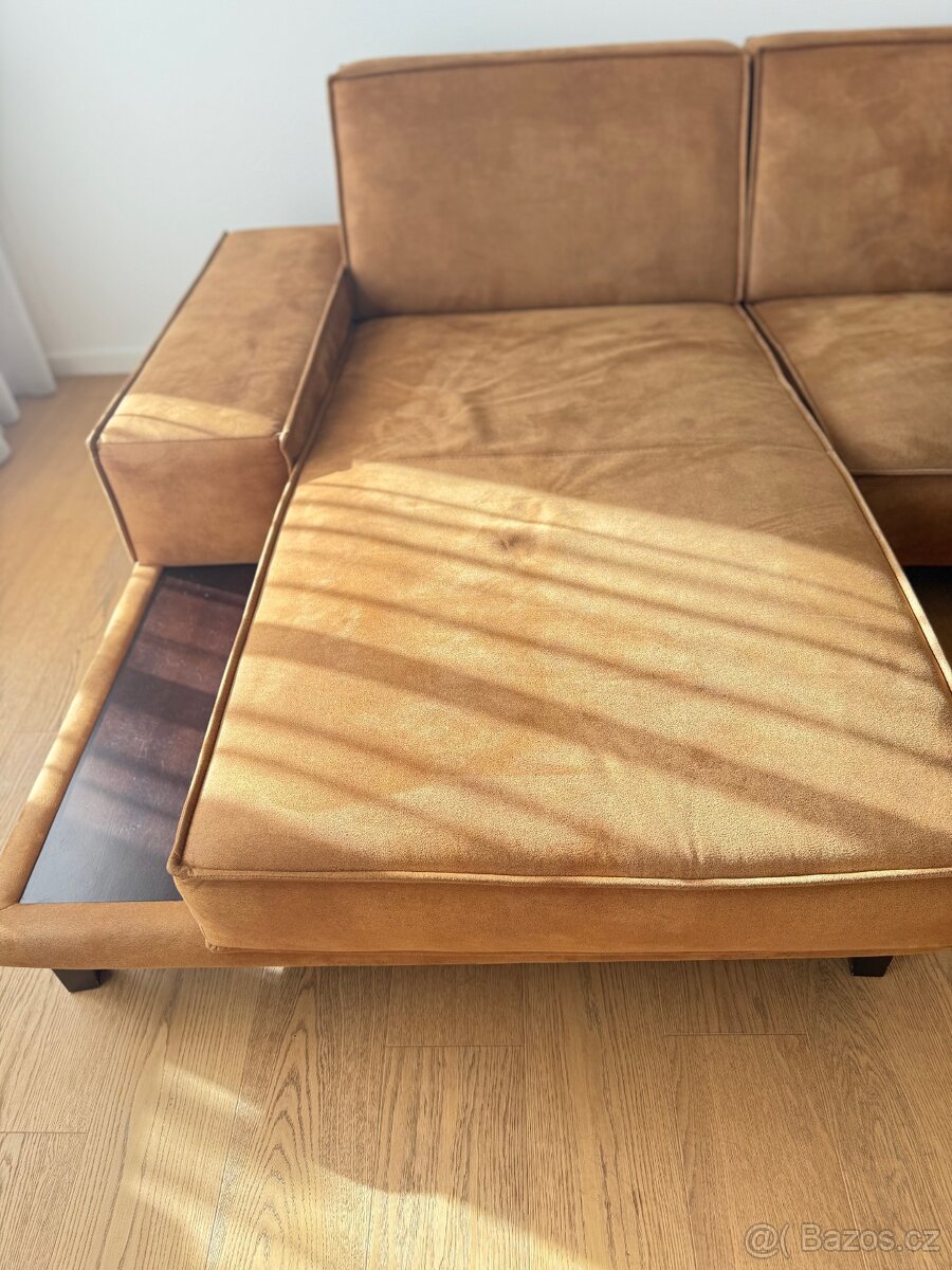 Prodávám luxusní čalouněnou sedačku v barvě karamel - 4