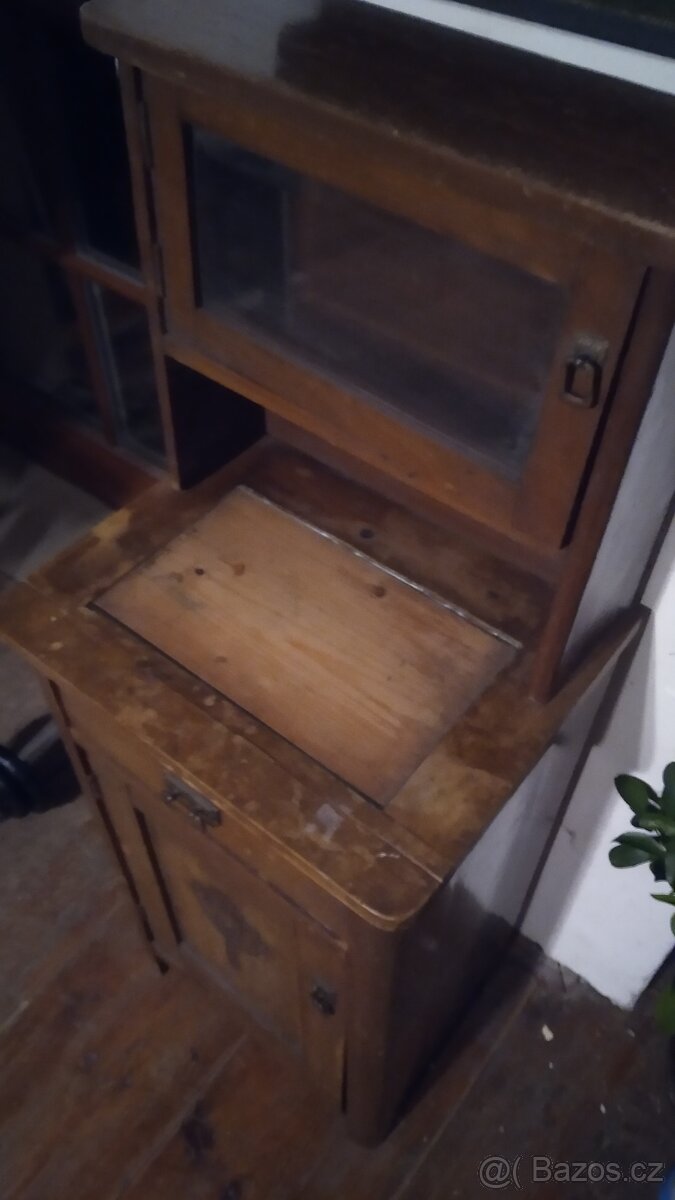 Secesní noční stolek - 4