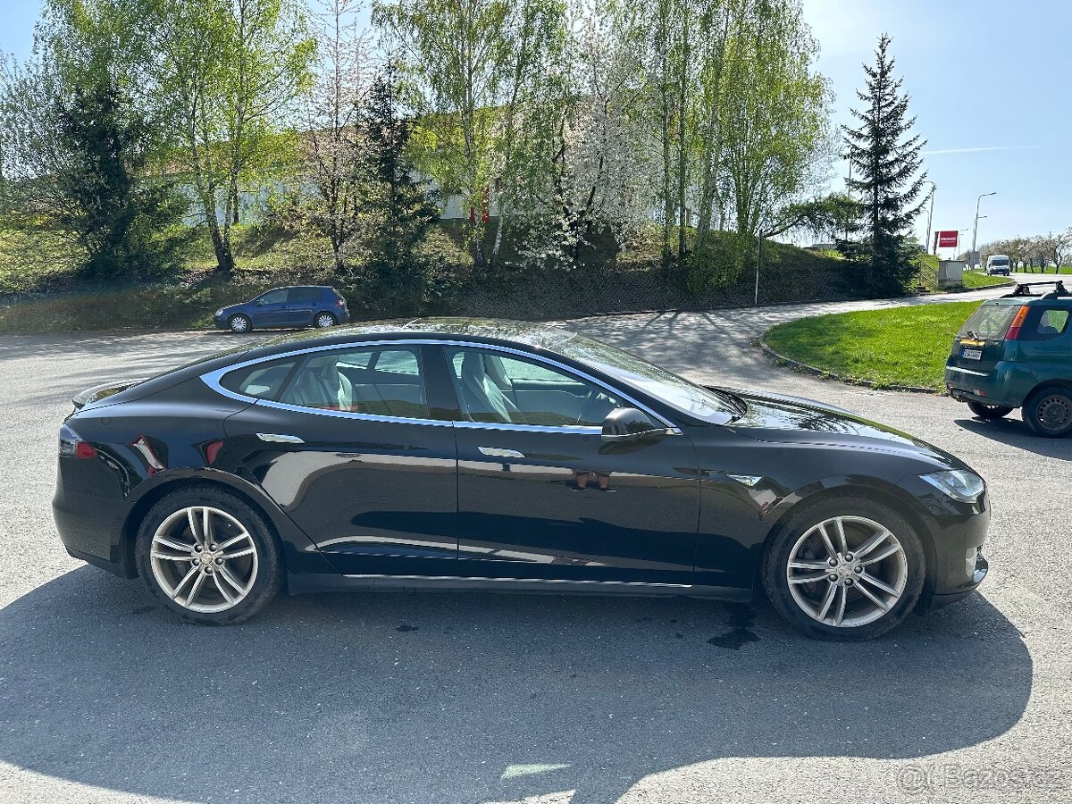 Tesla Model S P85 (2014) nabíjení zdarma - 4