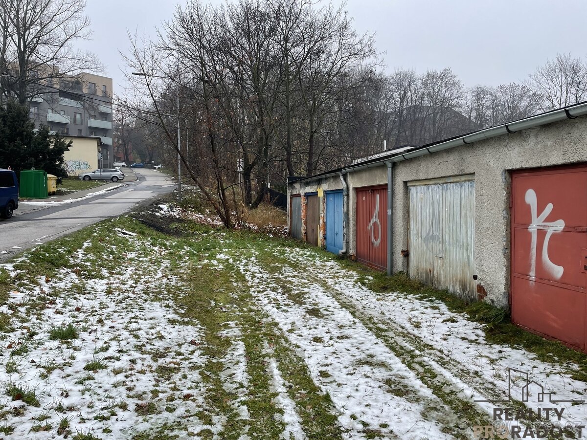 Pronájem garáže o velikosti 20 m2 na ulici Na Baranovci v Os - 4
