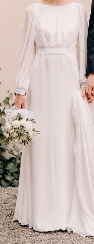 jednoduché a trochu starosvětské svatební šaty s rukávem - 4