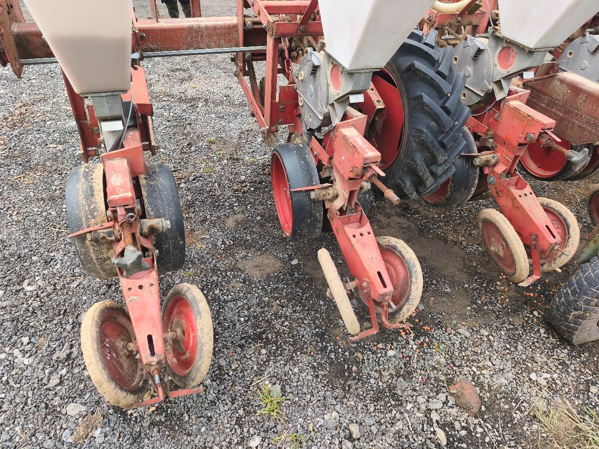 Přesný secí stroj na kukuřici Becker 8řádku - 4