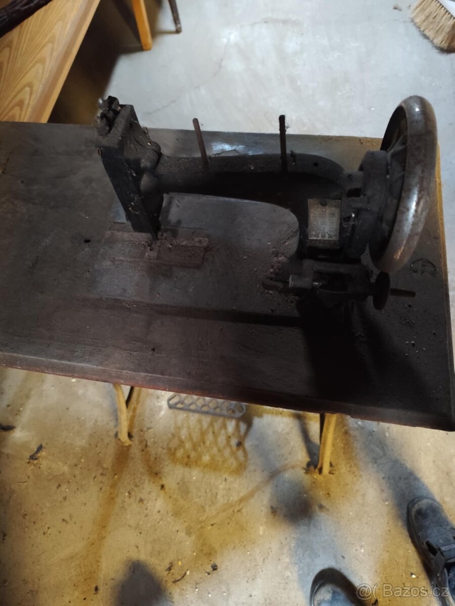 Šicí stroj se stolem - 4
