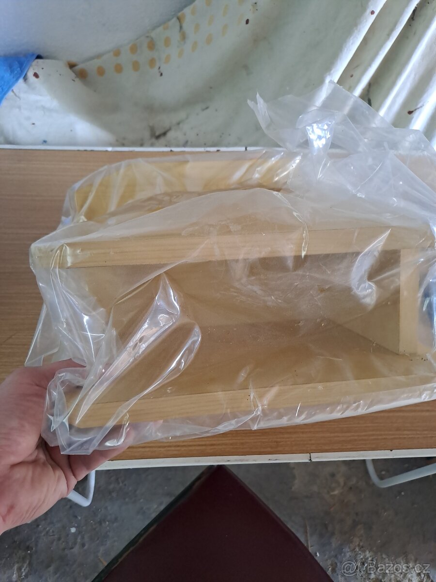 Police a polička - 4