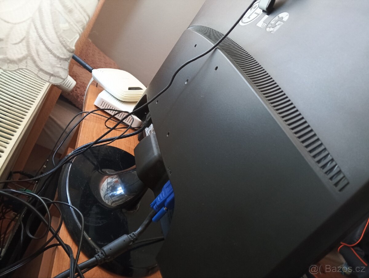 Počítač ze stolem a z monitorem - 4