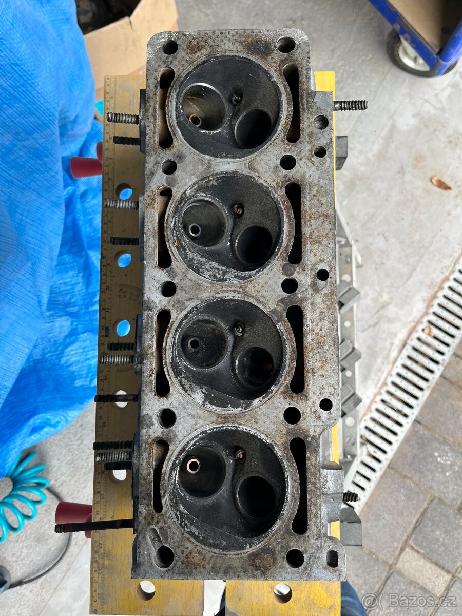 Dvě hlavy motoru BMW M10 E10 1602 1802 - 4