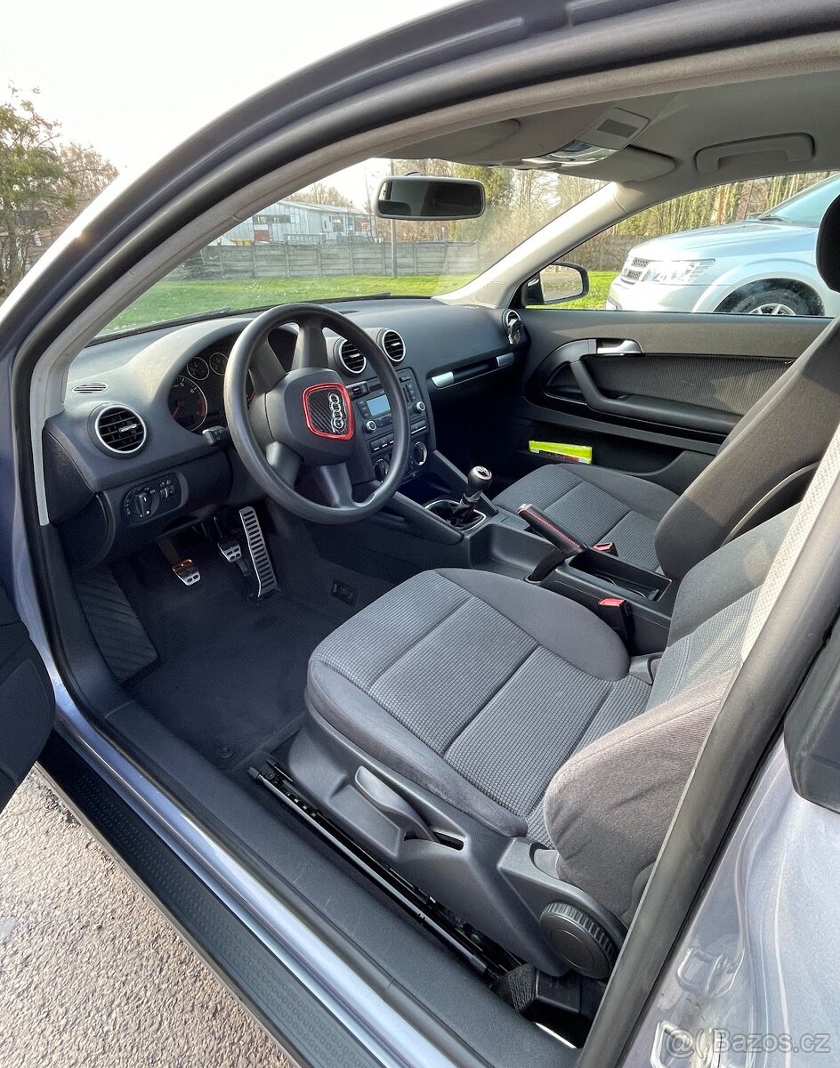 Audi A3 8P1 1.6i, 225 000 km, 1. majitel v ČR, NEPOJÍZDNÉ - 4