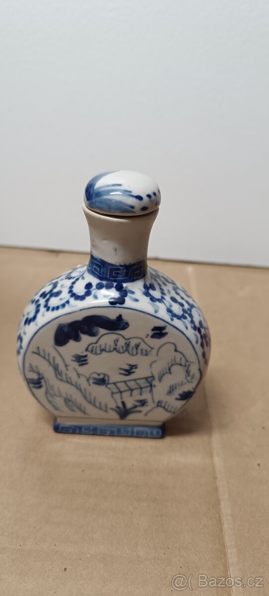 Malá porcelánová lahvička se zátkou – modrobílý dekor - 4