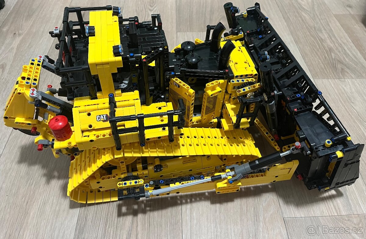 Lego TECHNIC 42131 Buldozer Cat D11T DÁLKOVÉ OVLÁDÁNÍ - 4