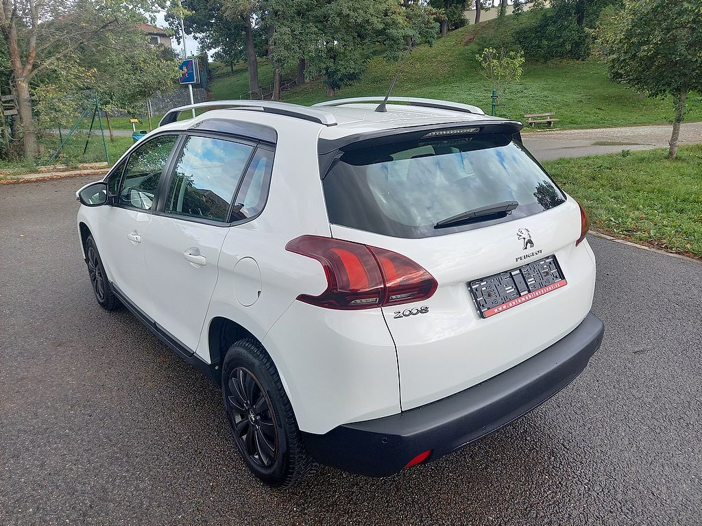 Peugeot 2008, 1.2 PureTech-digiklima-ČR-nehavarované - 4