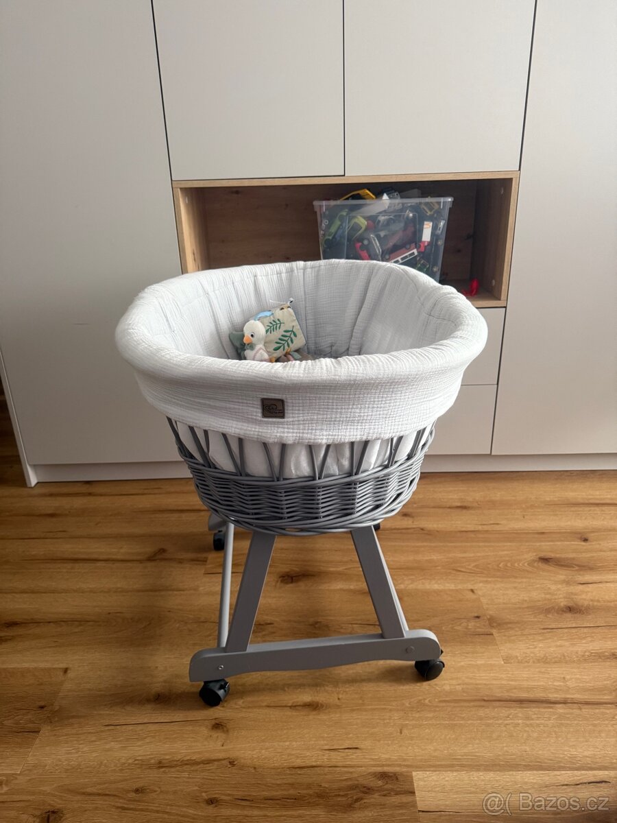 Proutěný košík na kolečkách pro miminko - 4