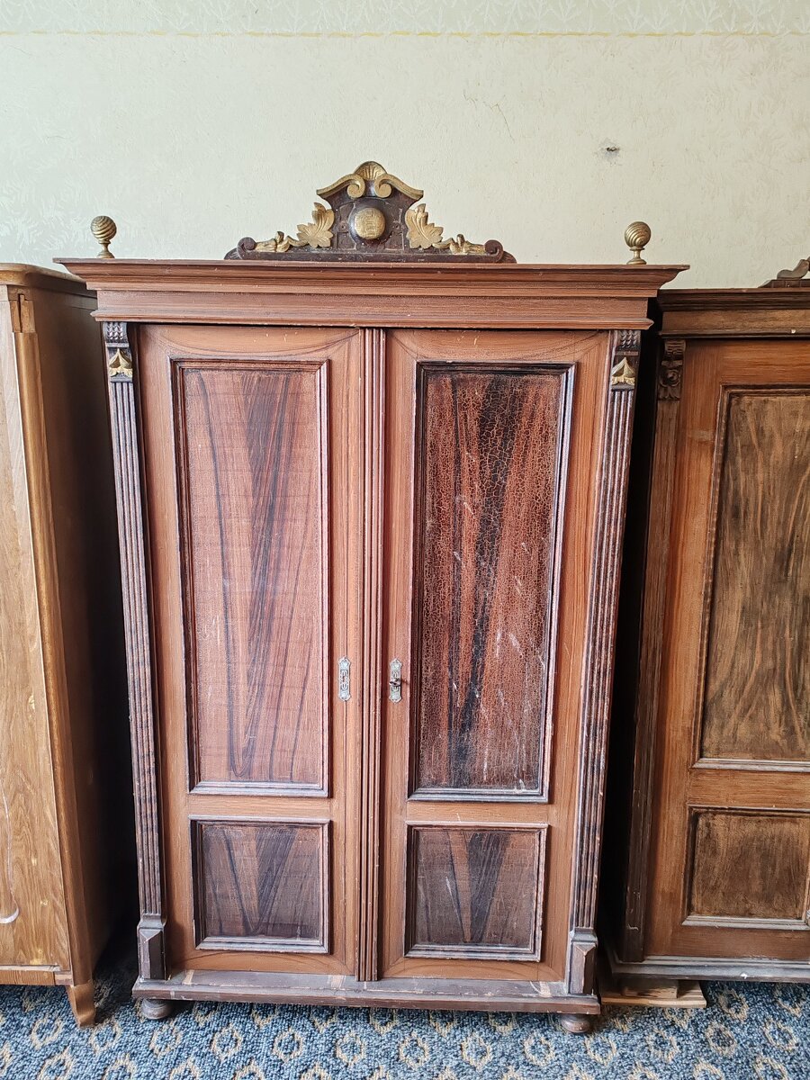 Prodám starožitné skříně šatní a prádelník - 4